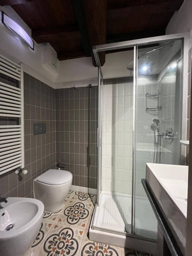 Bathroom 3, Ca Della Valletta, La Spezia