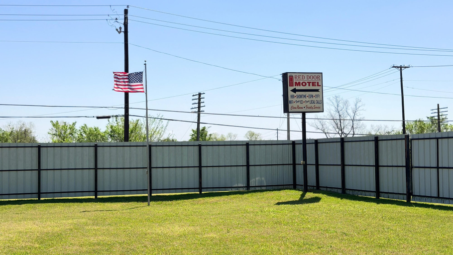 Property grounds 2, RED DOOR MOTEL, Dallas