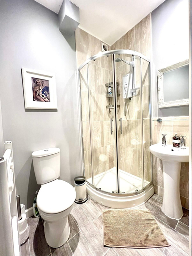 Bathroom 5, Colthrop Manor, West Berkshire
