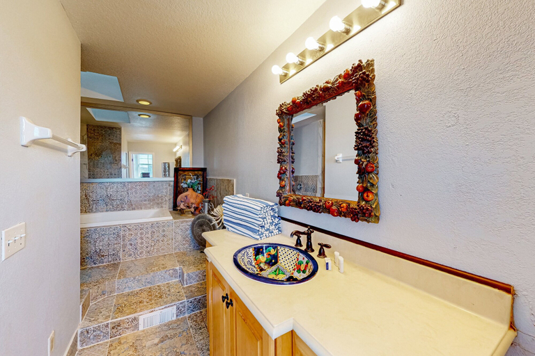 Bathroom 5, Comfortable Townhome Near Disney With Athletic Courts & Pool Access, Patio, & AC, Polk
