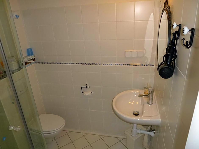 Bathroom 5, Hostal Moratinos, Palencia