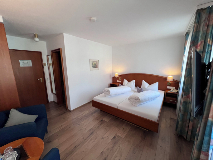 Bedroom 4, Hotel Restaurant Kaiserstuehler Hof, Breisgau-Hochschwarzwald