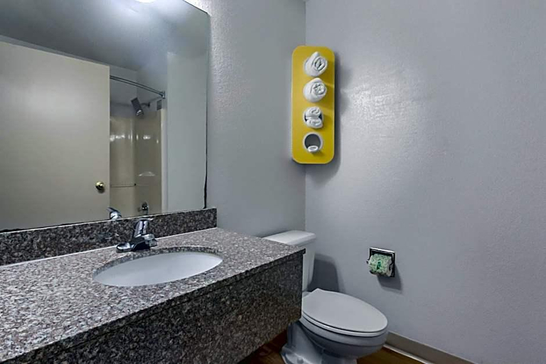 Bathroom 4, Augusta Inn, Butler