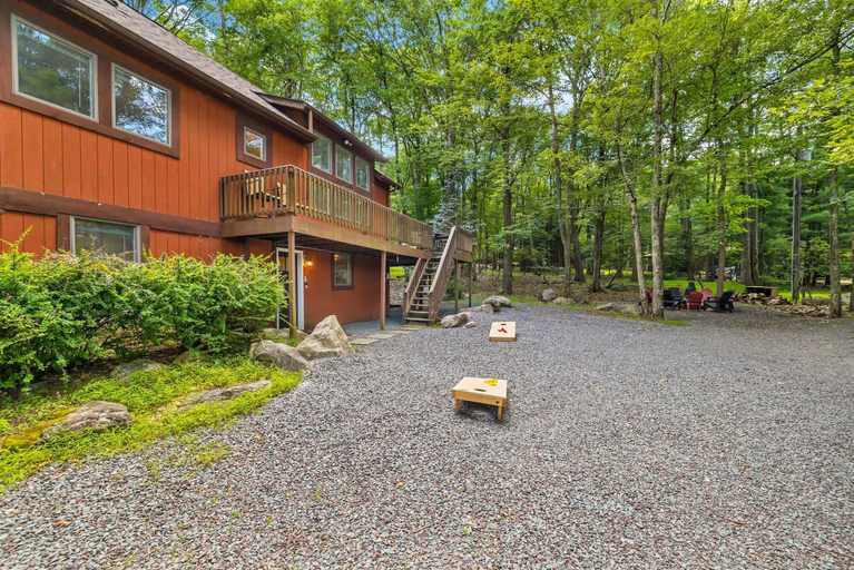 Room 4, Dog Friendly Escape w Gameroom Hot Tub Fire Pit, Carbon