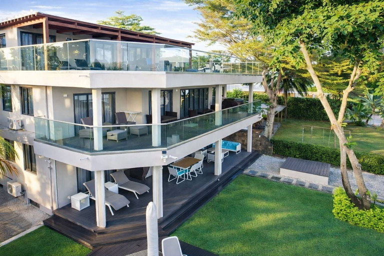 Outdoor dining 2, Black Reef Apartments