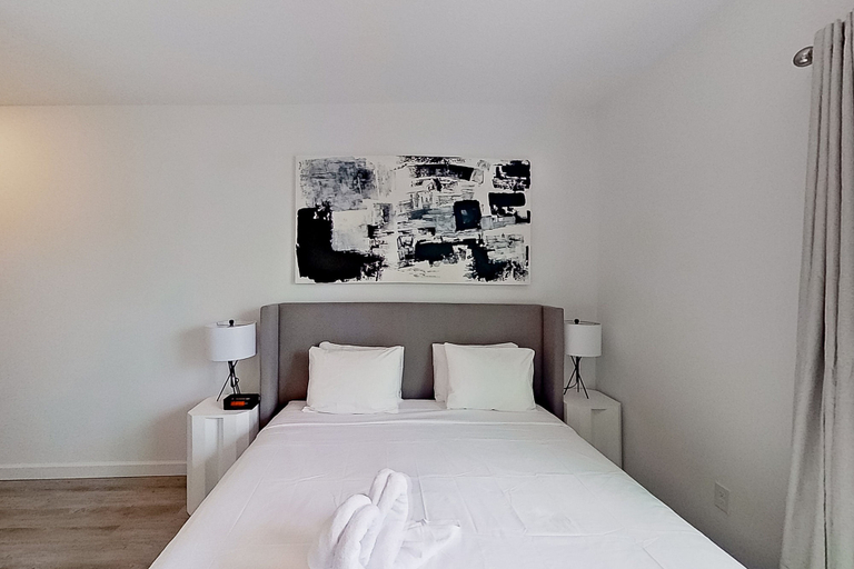 Room 5, Dog-friendly Radiant & Modern Townhome With Private Pool, Patio, AC, & W/D, Polk