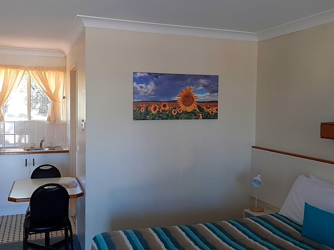 Bedroom 3, Country Rose Motel Warwick, Warwick - Central