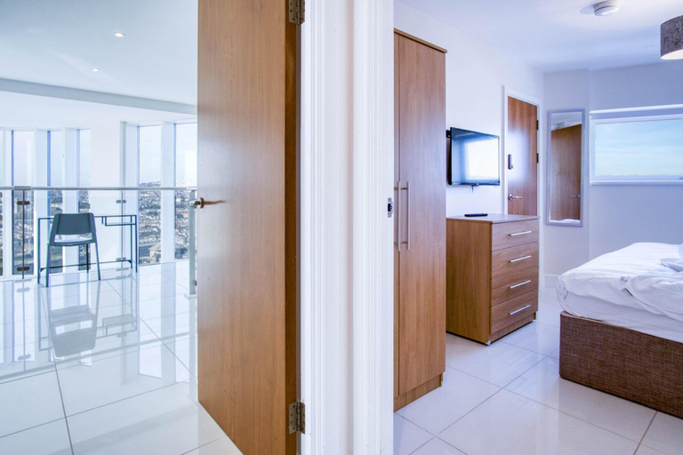 Room 4, High Floor Meridian Tower - 3 Bedroom - Swansea, Swansea