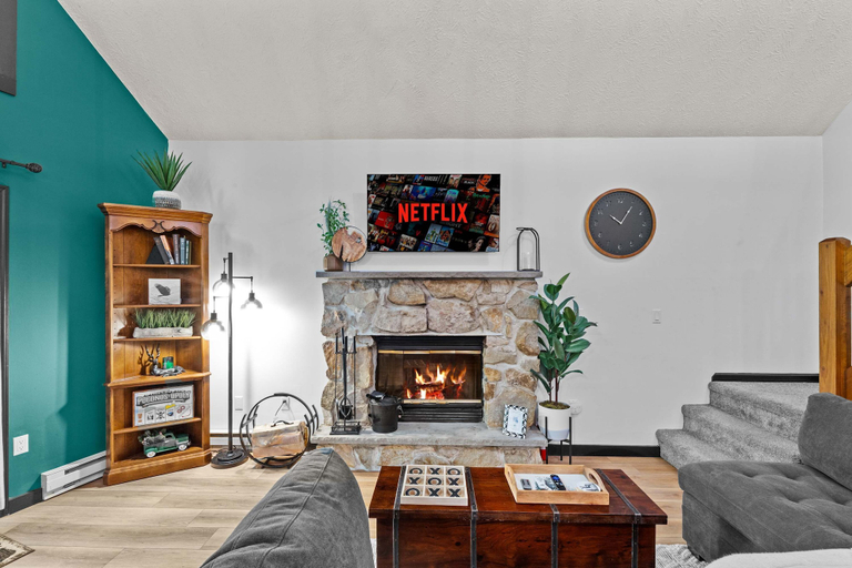Room 2, Cozy Poconos Retreat Hot Tub Dog Friendly Firepit, Monroe