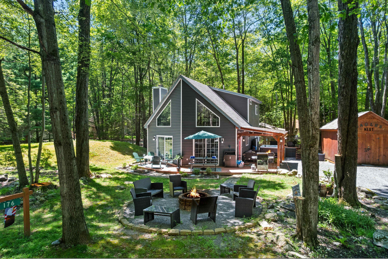 Room 5, Cozy Poconos Retreat Hot Tub Dog Friendly Firepit, Monroe