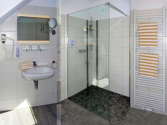 Bathroom 4, Hotel Schatthaus, Aurich