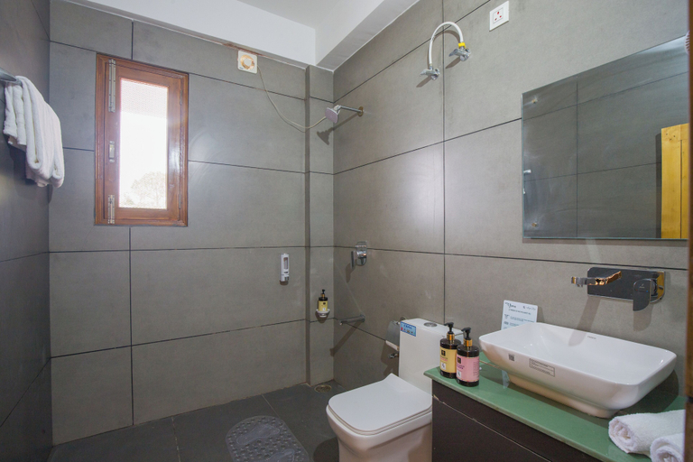 Bathroom 3, Alaya Stays Querencia 5BHK with HillView, Solan