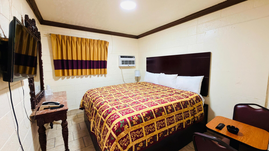 Room 5, RED DOOR MOTEL, Dallas