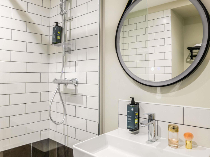 Bathroom 4, Ibis Bordeaux Nord Carbon Blanc, Gironde