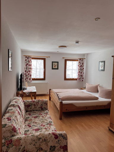 Bedroom 4, Hotel-Restaurant Maien, Waldshut