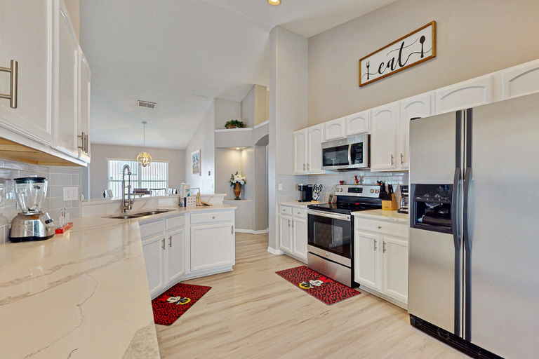 Private kitchen 2, Charming Home With Pool, Enclosed Yard, Central AC, & Washer/dryer, Polk