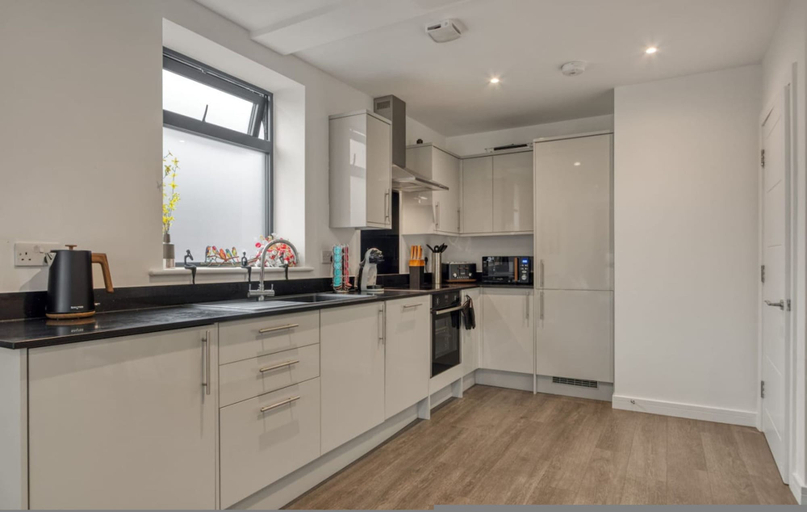 Room 5, 3-bed 2-bath Wembley Apartment With Free Parking, London