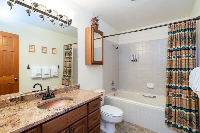 Bathroom 2, Ajax Vista at Riverside 2 Bedroom Condo, San Miguel