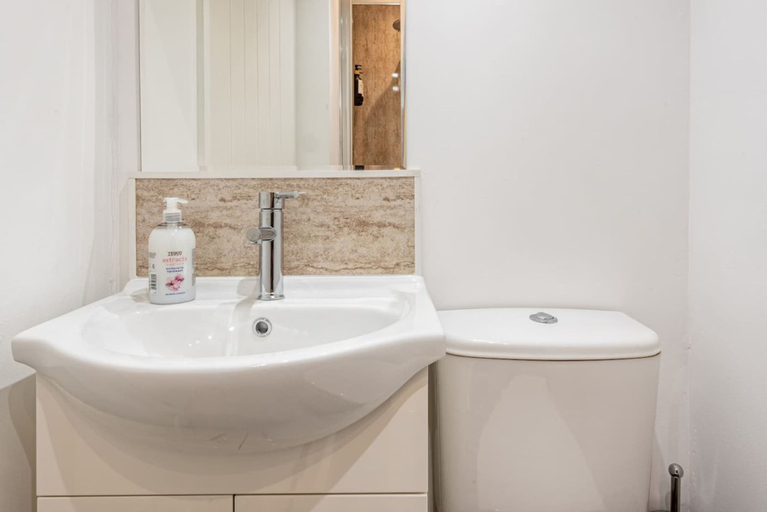 Room 2, Quirky Studio in Central Reading, Wokingham