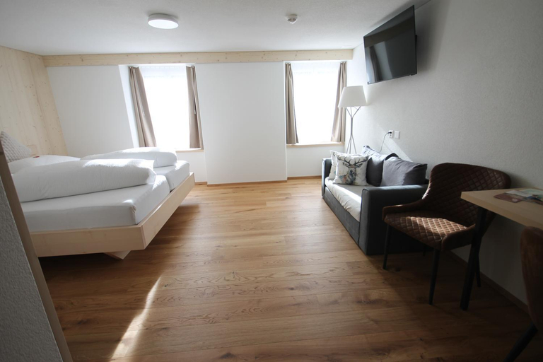 Bedroom 3, Hotel Alpina, Uri