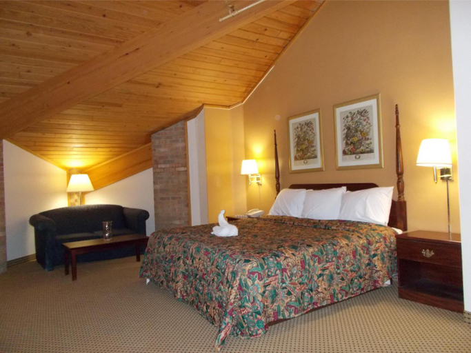 Bedroom 2, Royalton Inn And Suites Wilmington, Clinton