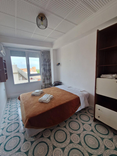 Bedroom 4, 114m 3 Bedroom Apartment with Balcony Lift and AC, Castellón