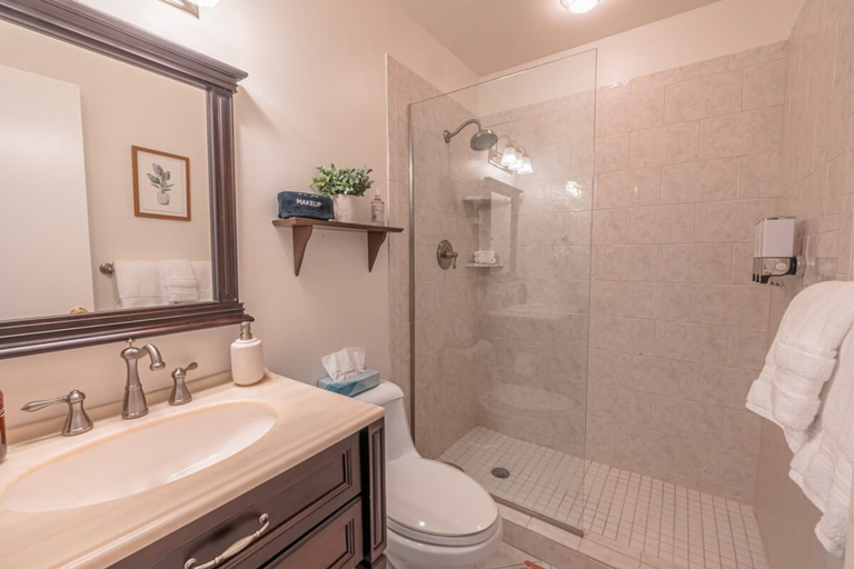 Room 2, Riverfront Dog Friendly Cabin With Mountain Views, Monroe