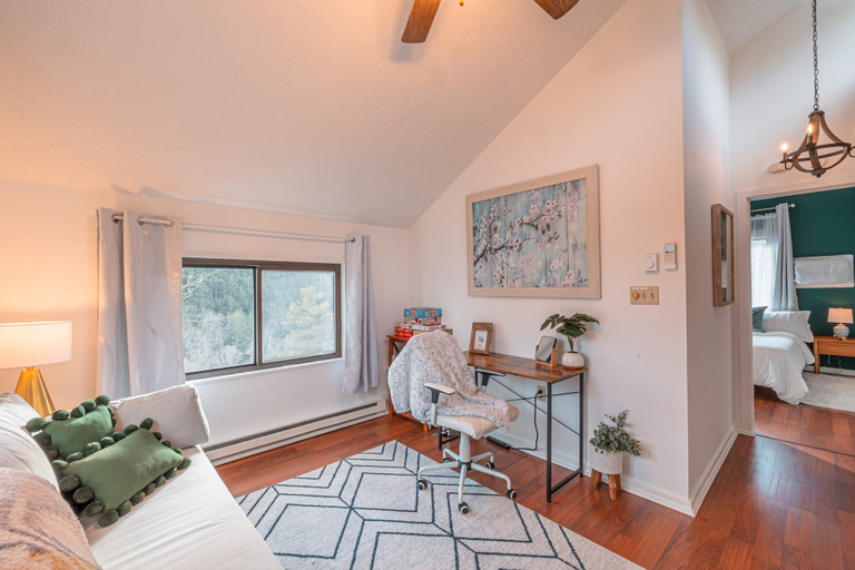 Room 5, Riverfront Dog Friendly Cabin With Mountain Views, Monroe