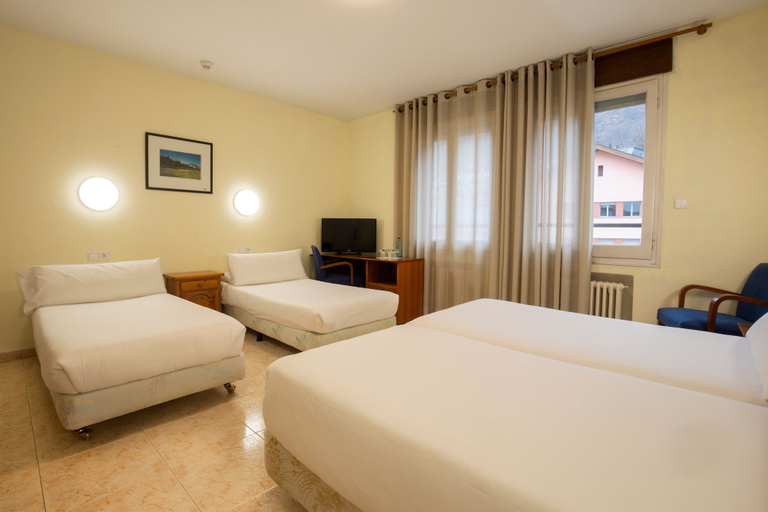Bedroom 3, Hotel Oros by Nexta