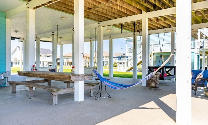 Outdoor dining 2, Lil Bit Salty 3 Bedroom Home, Galveston