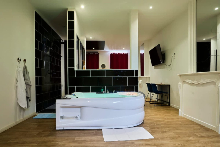 Room 5, Baignoire Blaneo Sauna 10 Minutes de la Gare, Nord