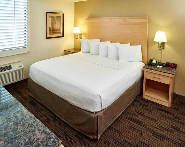 Bedroom 3, Livinn Hotel Maplewood, Washington