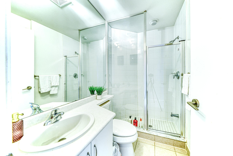Bathroom 3, The Ivory Hotel and Suites, Toronto
