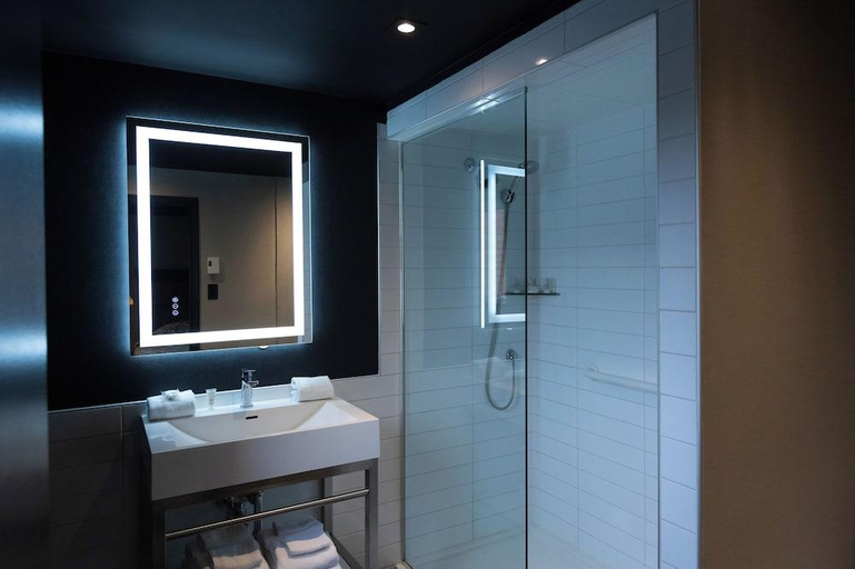 Bathroom 3, Hotel Le Chablis, Montréal