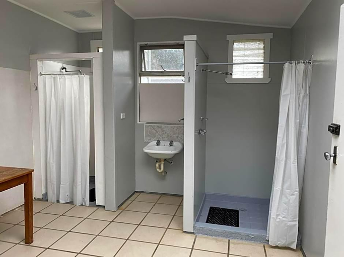 Bathroom 3, Mountain View Motel, West Coast