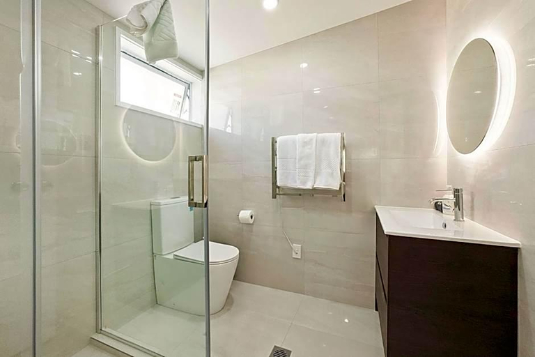Bathroom 4, Sai Motels, Waitakere