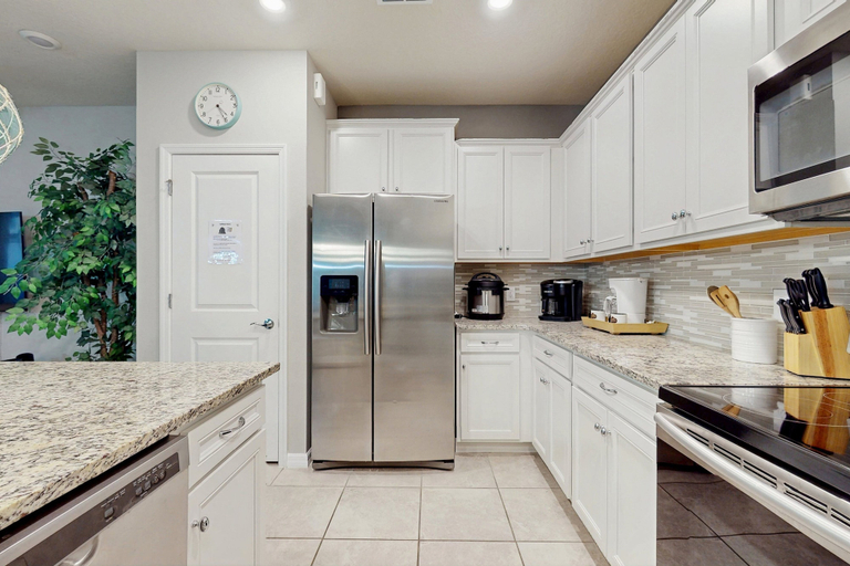 Private kitchen 4, Charming Townhome With Private Pool, Lanai, & Washer/dryer, Polk