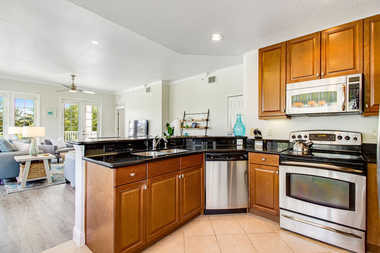 Private kitchen 2, Spacious and Inviting Getaway Condo Close to Disney and Universal, Osceola