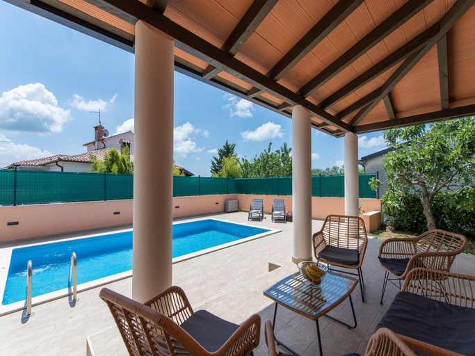 5, Stylish Villa in Buje with outdoor kitchen, Buje