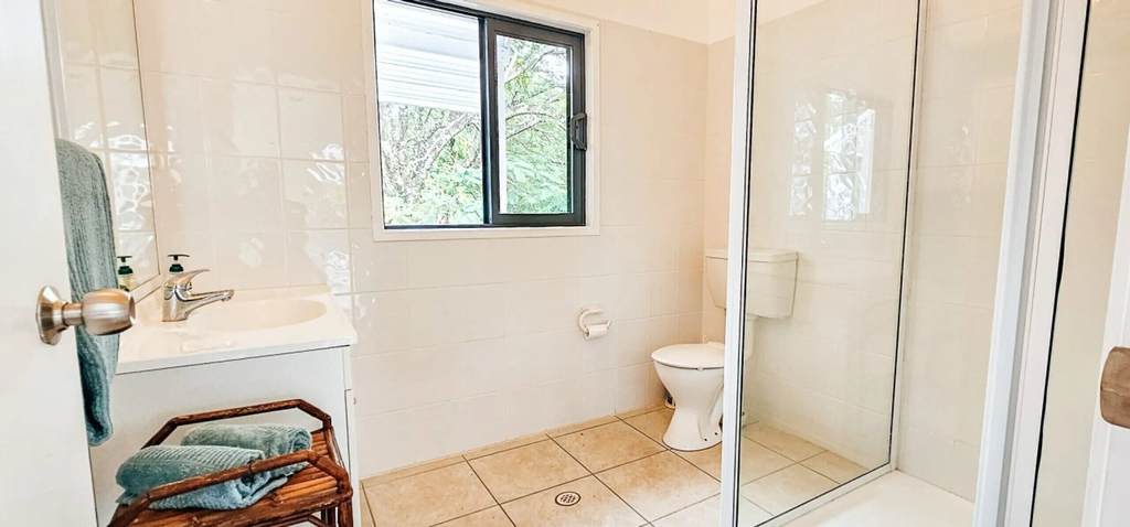 Bathroom 2, Toreaiva Beachfront Studios, Rorotonga