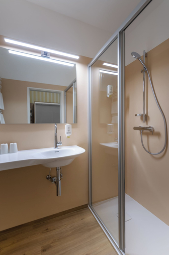 Bathroom 5, City Hotel Stockerau, Korneuburg