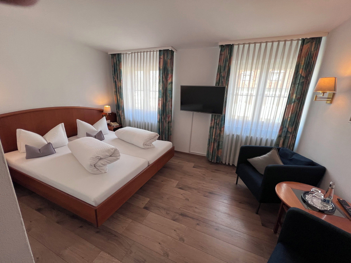 Bedroom 4, Hotel Restaurant Kaiserstuehler Hof, Breisgau-Hochschwarzwald