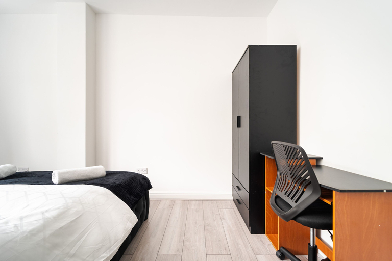 Room 4, LUX 2bdr Flat Near LTN Airport City Centre, Luton