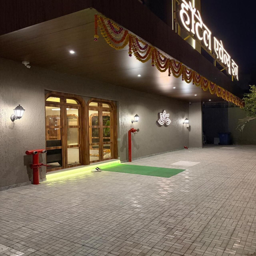 Property grounds 3, Hotel Avenue Inn, Thane