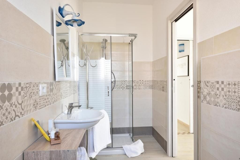Bathroom 2, Inah Boutique Rooms, Nuoro