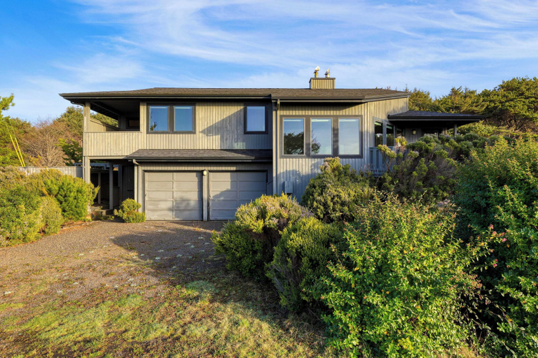 Exterior & Views 2, Half Block to Beach w/ Oceanview, Patio + Balcony The Shore Pine by Avantstay, Clatsop
