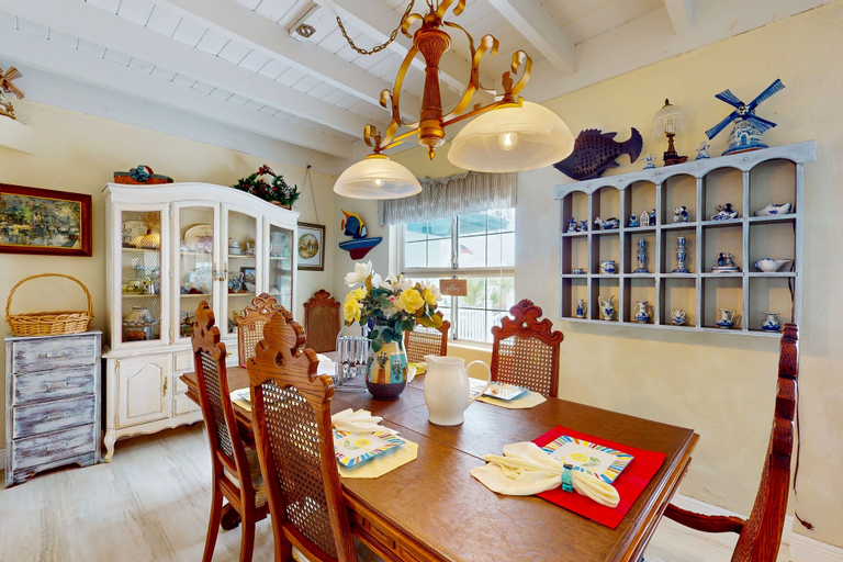 Room 2, Spacious Lakefront House With Private Dock , gas Grill, Deck and Patio, Highlands