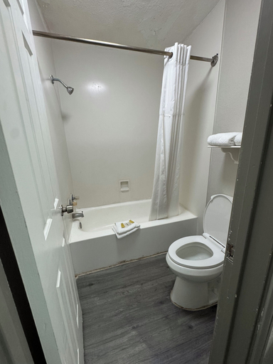 Bathroom 5, Georgetown Motel, Williamson