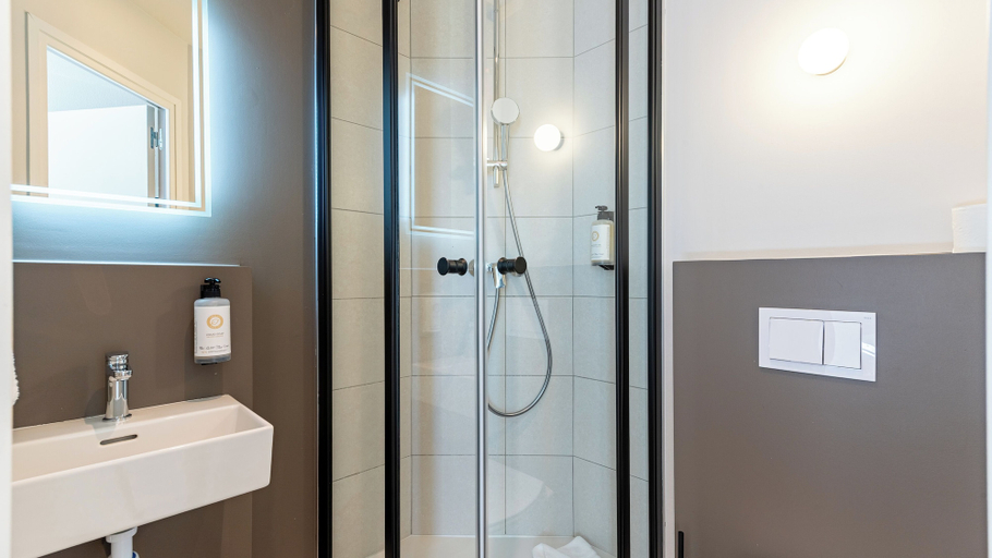 Bathroom 4, Kyriad ECO - Montreuil, Seine-Saint-Denis