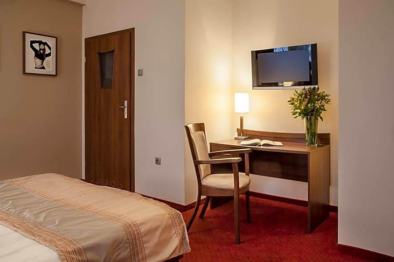 Bedroom 2, M Hotel, Zgierz